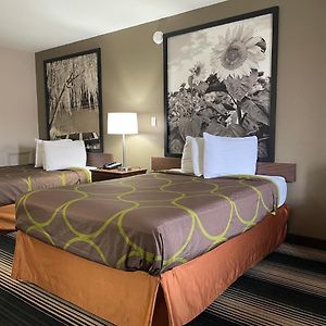 Deluxe Inn & Suites